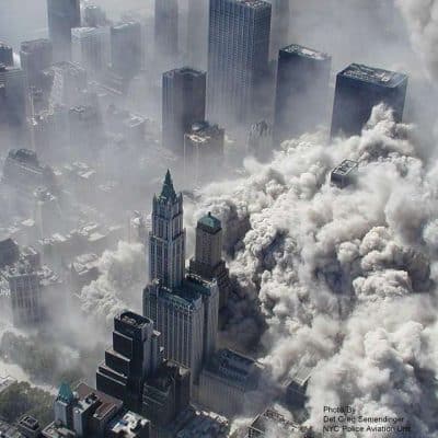 a 10h28 la tour nord wtc1 du world trade center s effondre a son tour suite a l impact du vol american airlines 11 new york le 11 septembre 2001