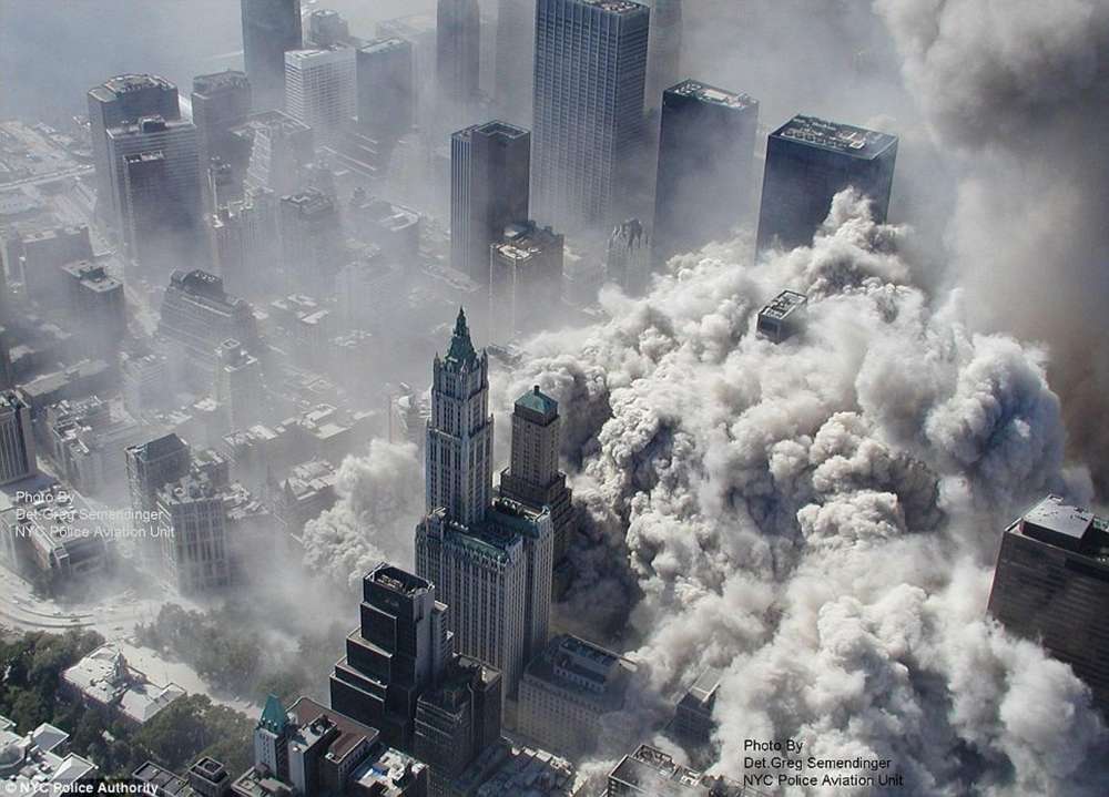 a 10h28 la tour nord wtc1 du world trade center s effondre a son tour suite a l impact du vol american airlines 11 new york le 11 septembre 2001