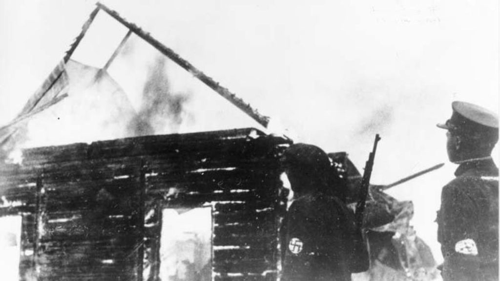 Membres de la police de sécurité lituanienne brûlant une synagogue lituanienne en 1941