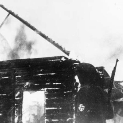 Membres de la police de sécurité lituanienne brûlant une synagogue lituanienne en 1941