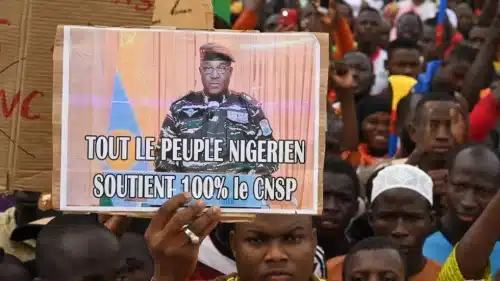 manifestation : affiche " 100 pourcent du peuple Nigérien soutient le CNP