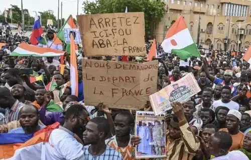 Les partisans du Conseil national de la Défense de la Patrie (CNSP) du Niger tiennent des pancartes alors qu’ils se rassemblent sur la place de la Concertation à Niamey le 20 août 2023. — AFP