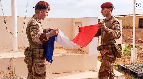 Sahel : la France désormais persona non grata. Après le Mali, le Niger et le Burkina Faso, le Tchad a annoncé mettre fin aux accords militaires qui le lient à Paris depuis 1960.